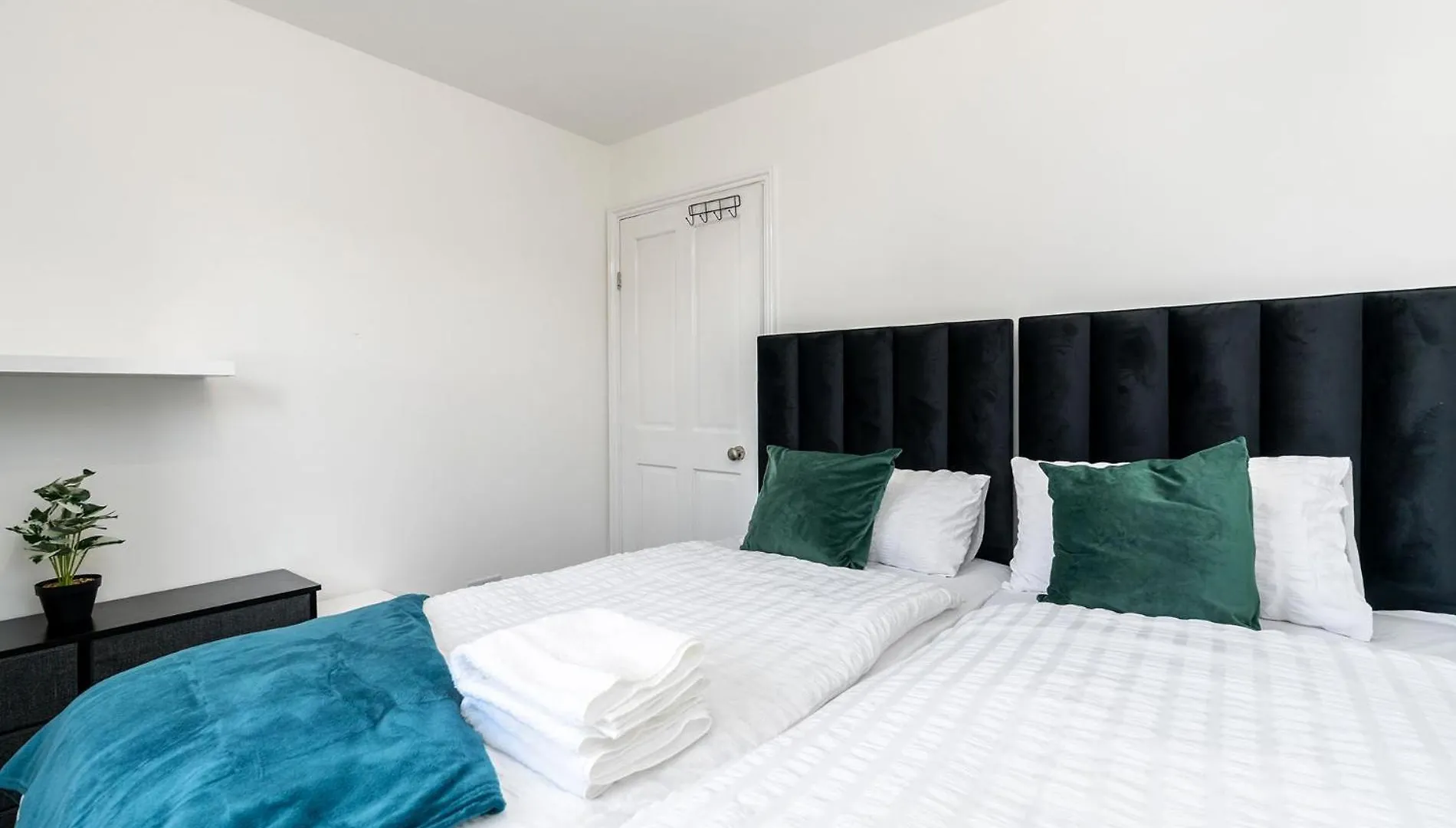 4Bdr House,8 Guests, Contractor Stays , Holiday Home, Free Parking, Reliable Wifi, Worksite And Amenities Nearby! Doncaster 0*,  United Kingdom