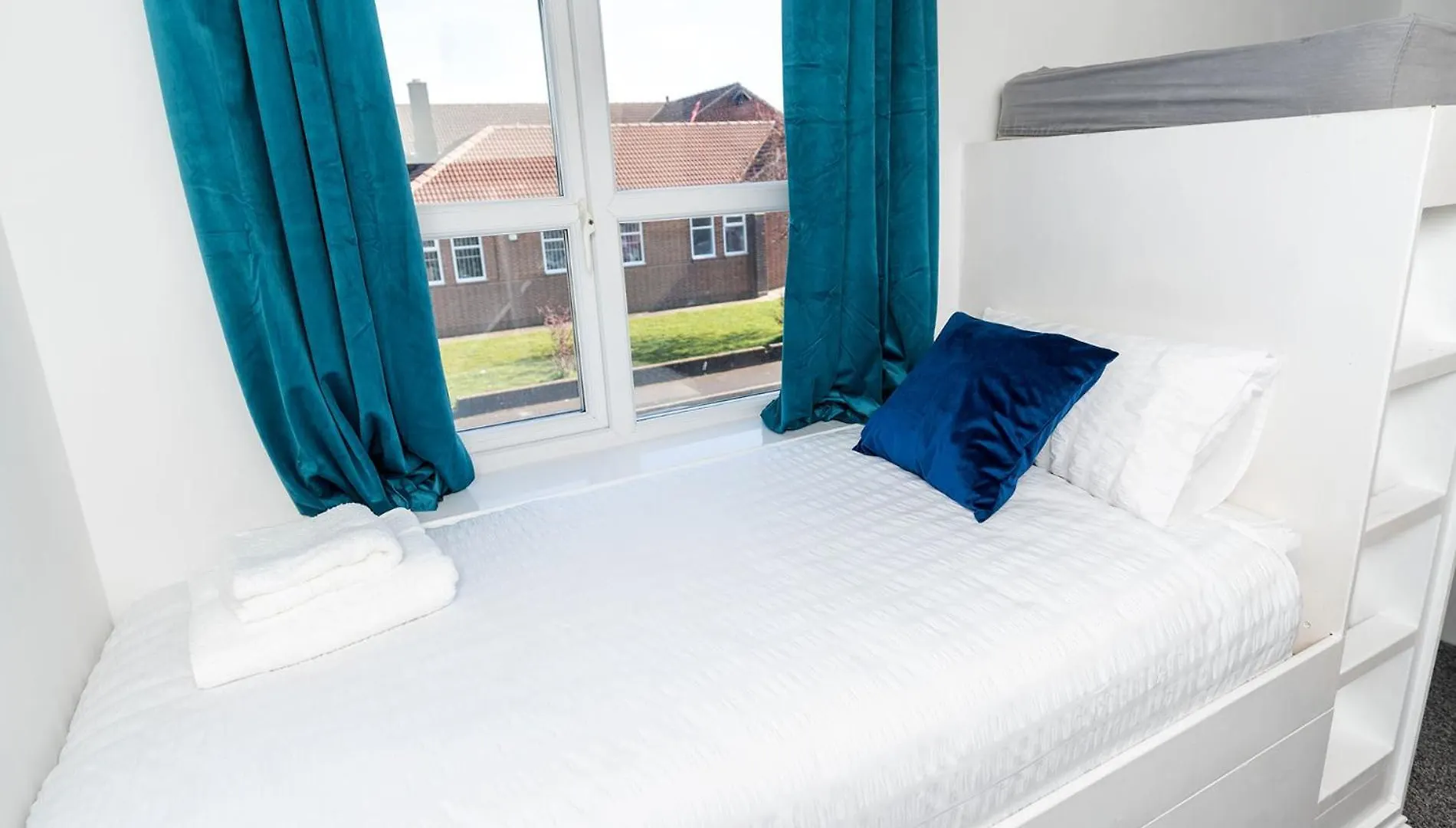 Apartment 4Bdr House,8 Guests, Contractor Stays , Holiday Home, Free Parking, Reliable Wifi, Worksite And Amenities Nearby! Doncaster