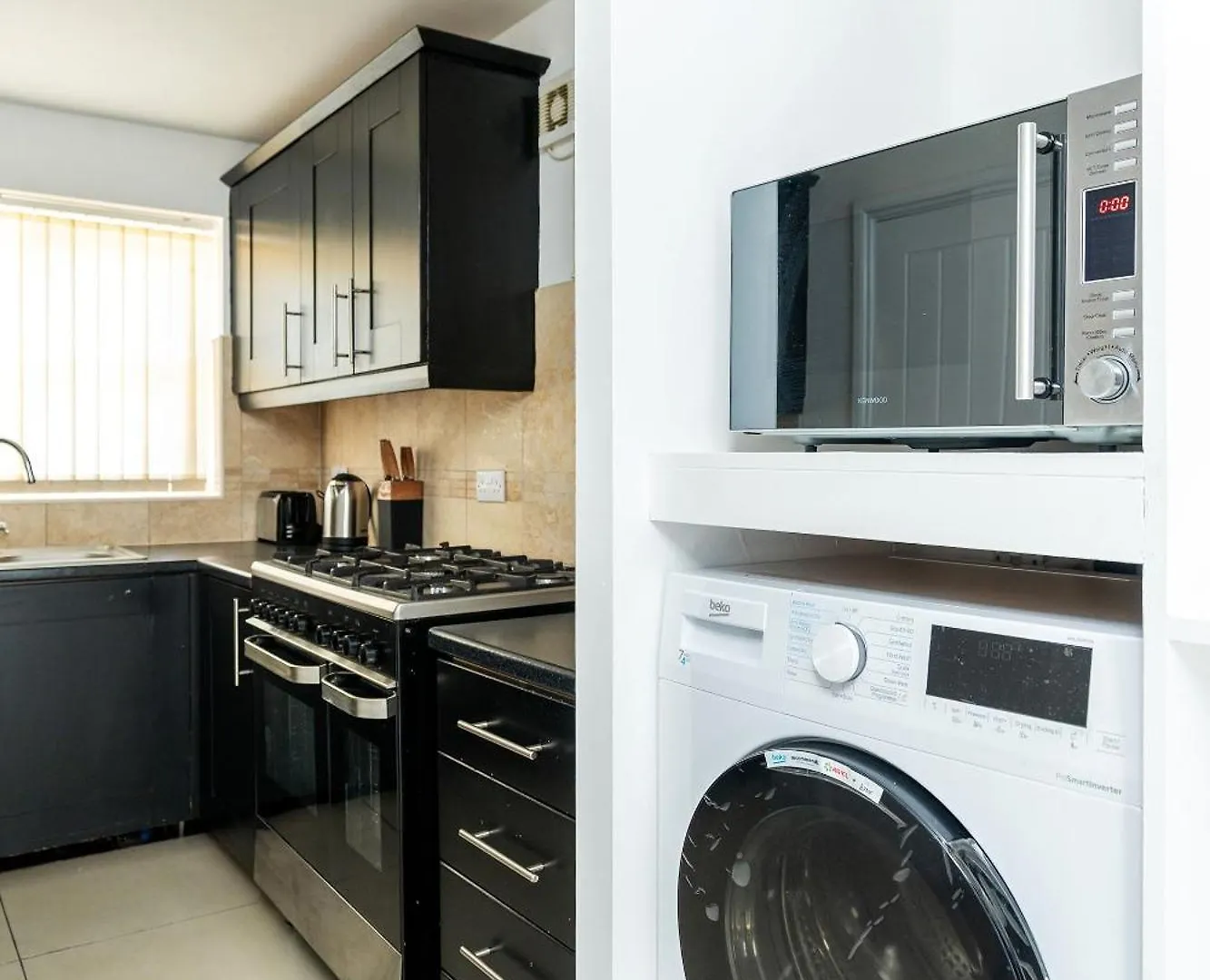 4Bdr House,8 Guests, Contractor Stays , Holiday Home, Free Parking, Reliable Wifi, Worksite And Amenities Nearby! Doncaster