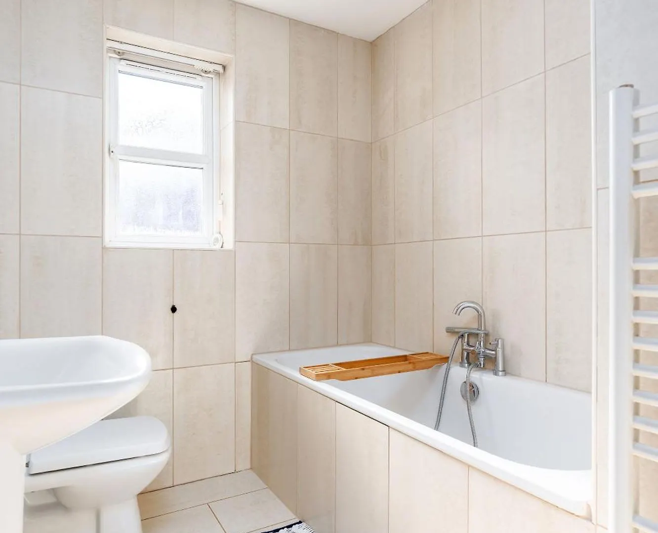 4Bdr House,8 Guests, Contractor Stays , Holiday Home, Free Parking, Reliable Wifi, Worksite And Amenities Nearby! Doncaster
