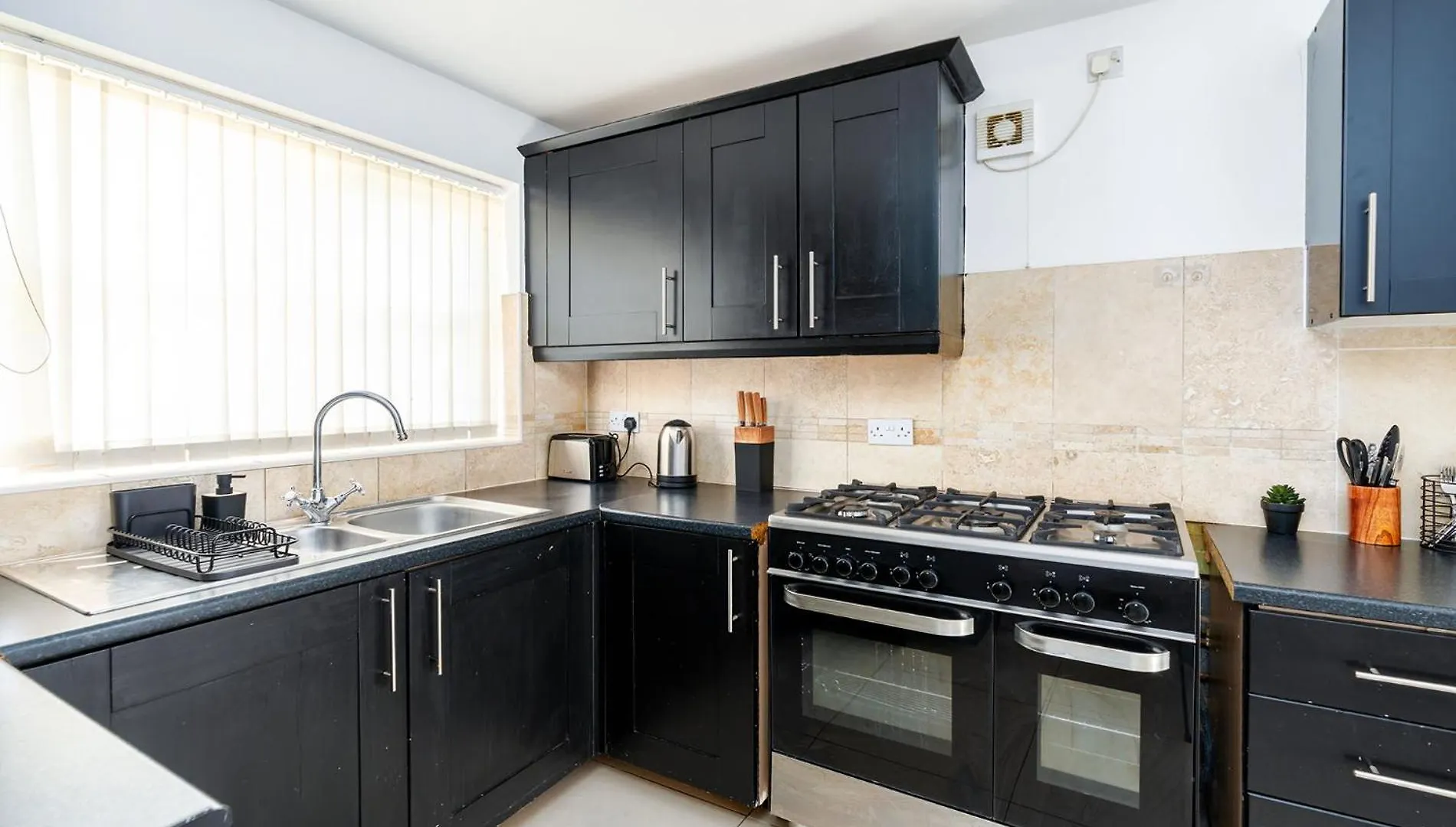 4Bdr House,8 Guests, Contractor Stays , Holiday Home, Free Parking, Reliable Wifi, Worksite And Amenities Nearby! Doncaster