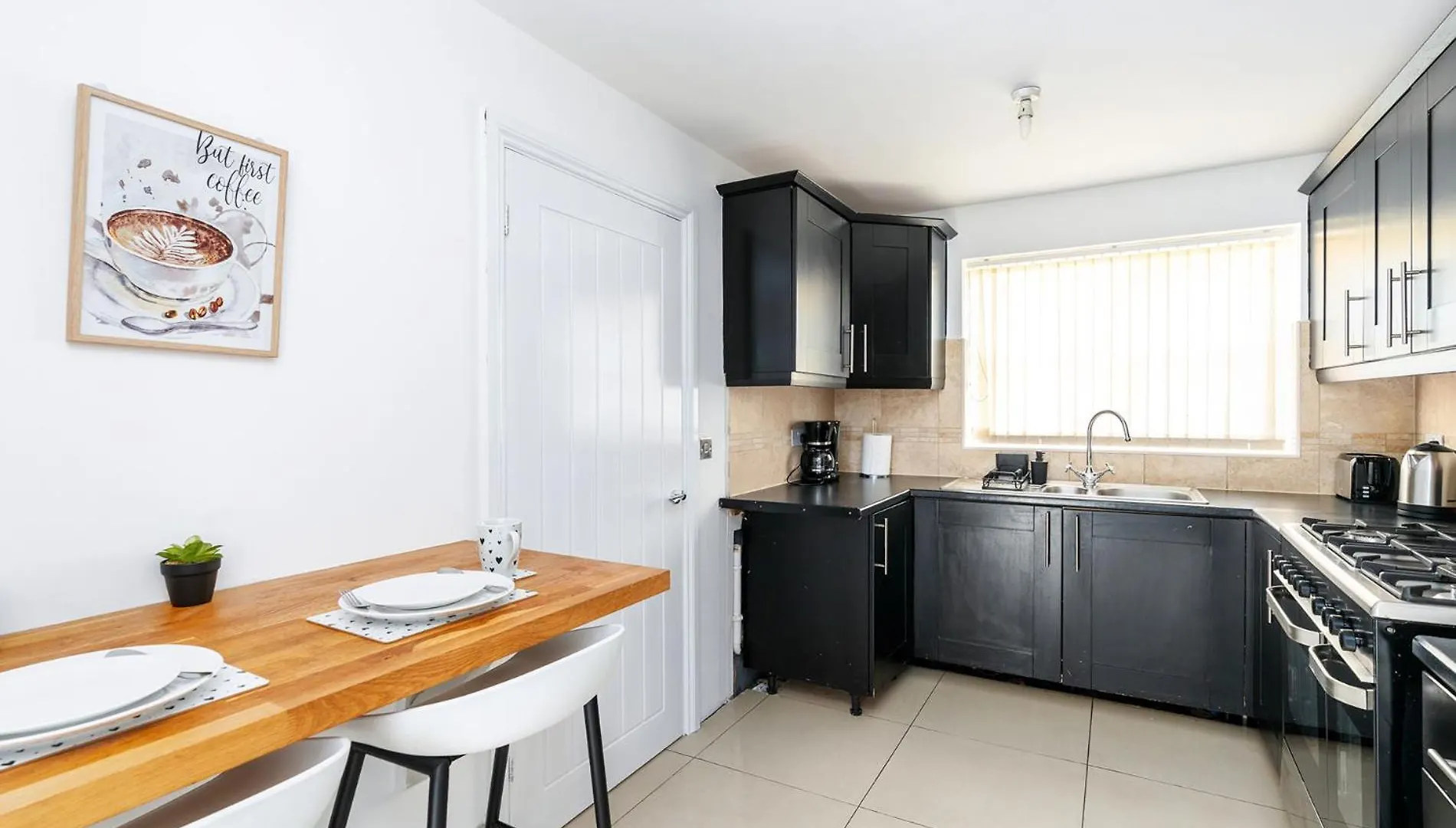 4Bdr House,8 Guests, Contractor Stays , Holiday Home, Free Parking, Reliable Wifi, Worksite And Amenities Nearby! Doncaster Apartment