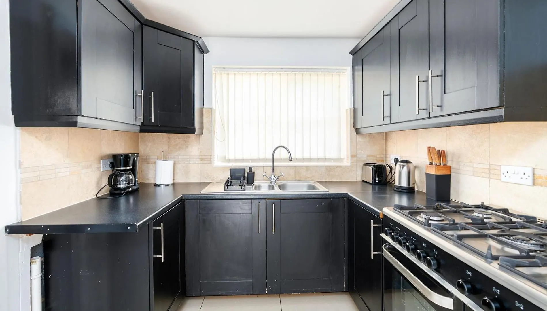 4Bdr House,8 Guests, Contractor Stays , Holiday Home, Free Parking, Reliable Wifi, Worksite And Amenities Nearby! Doncaster 0*,  United Kingdom